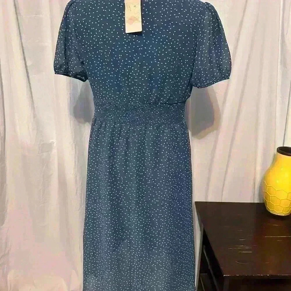 NWT Flowy Blue Mid Calf Dress. V-neck. Smocked Waist. Lined. Sz Medium - Picture 4 of 8